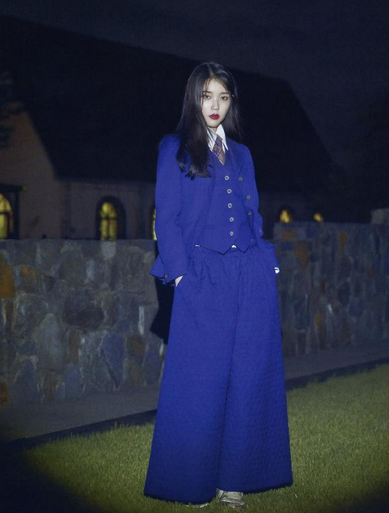 IU李知恩穿毛绒大衣配条绒裤,配奶奶盘发硬把土味穿成时尚!