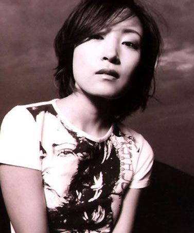 曾经爆红,仅39岁因压力过大跳楼而亡,死后两任老公在争夺遗产