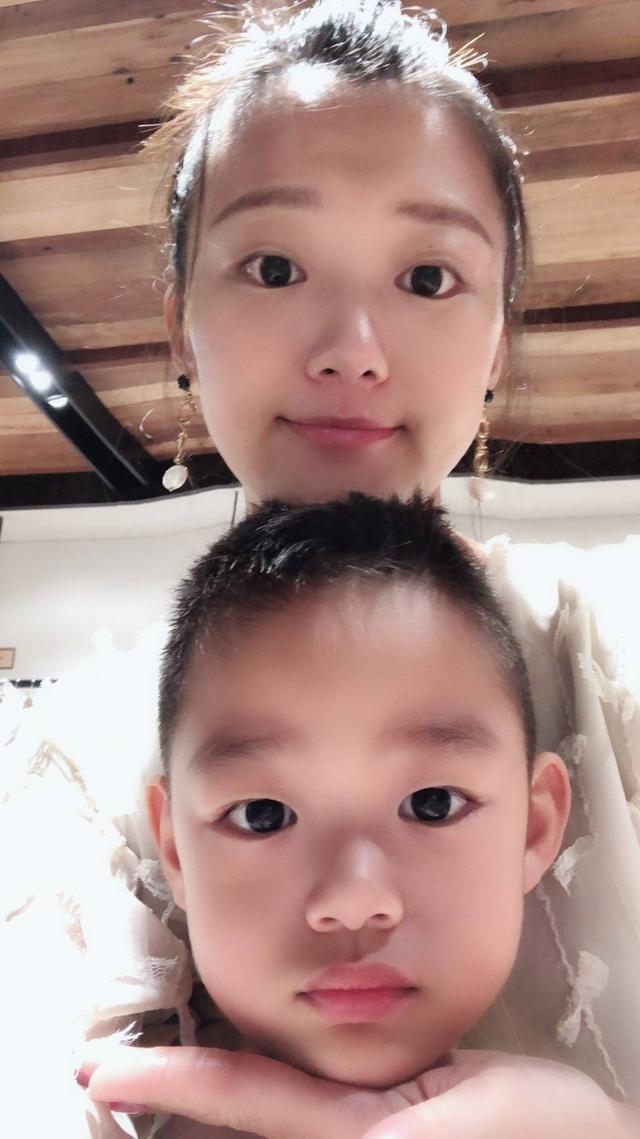 48岁王学兵近照:两段婚姻皆净身出户,今娶小15岁主播超幸福