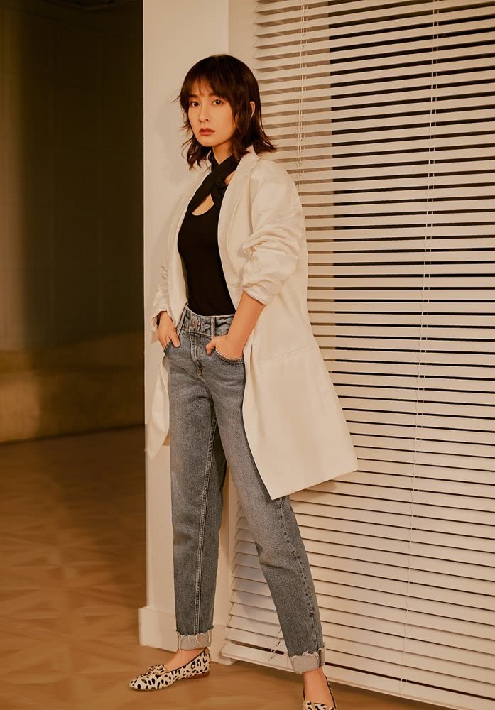 美女吴昕短外套配半裙,穿成时髦少女引怒赞