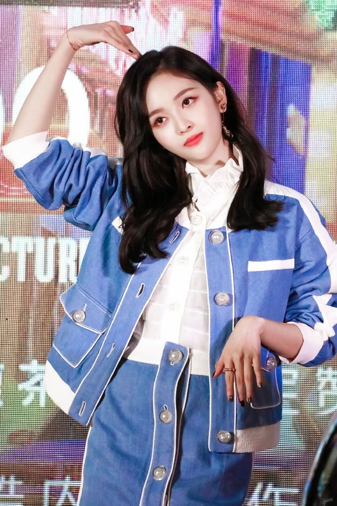 美女吴宣仪穿蓝色套装裙秀大长腿,戴“小灯泡”个性十足