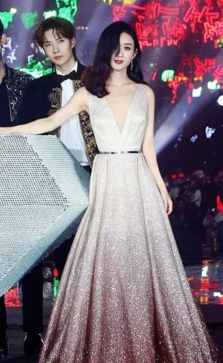 赵丽颖复工后穿深V长裙都快开到了肚脐眼，美得太性感