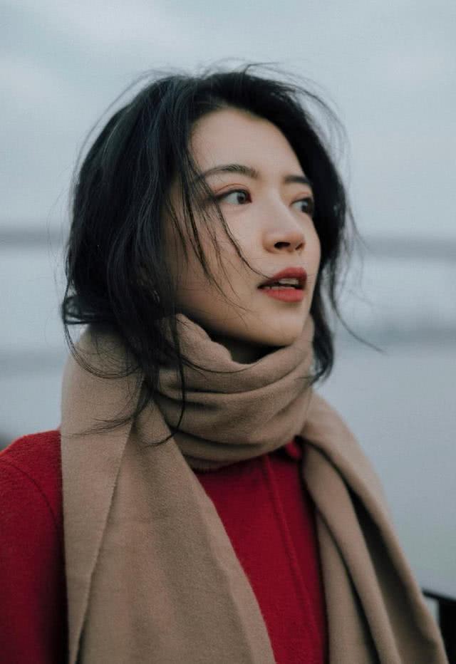 什么年龄的女生都可以，把2020年的“新年色”穿上身，显瘦又高级