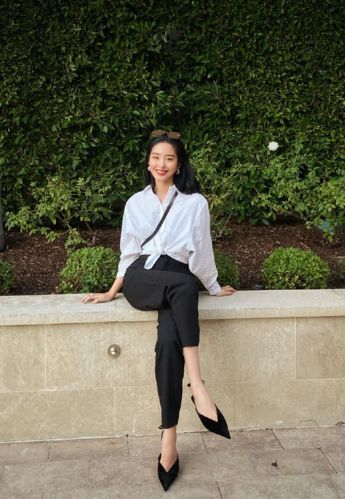 美女杨采钰白衬衫条纹背带裙亮相,气质干净纯粹