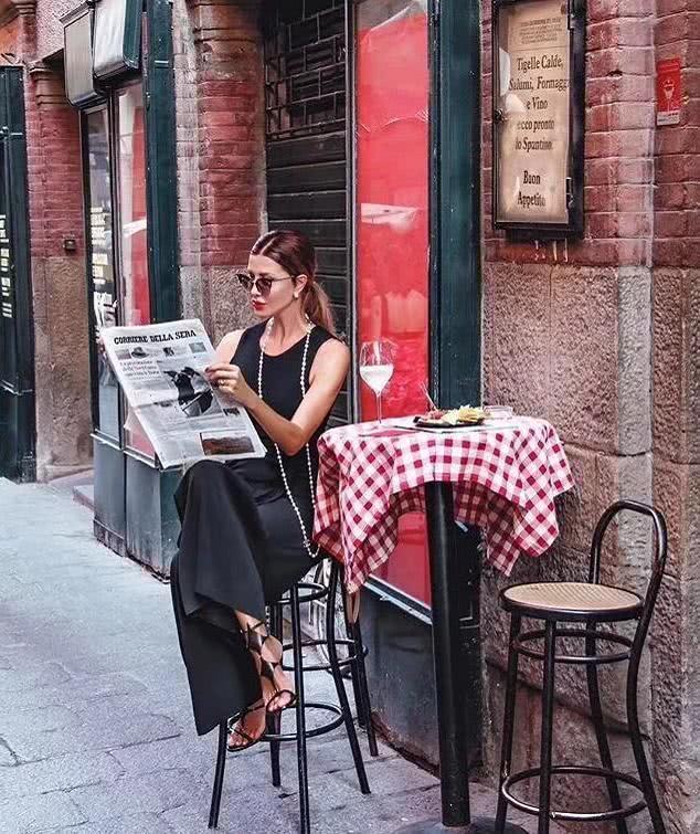 70后的她却有20岁的身材,时尚穿搭尽显魔鬼身材