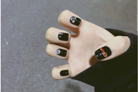 1576811803458562.jpg 女生美甲图片2019新款式,洋气黑色美甲流行图大全