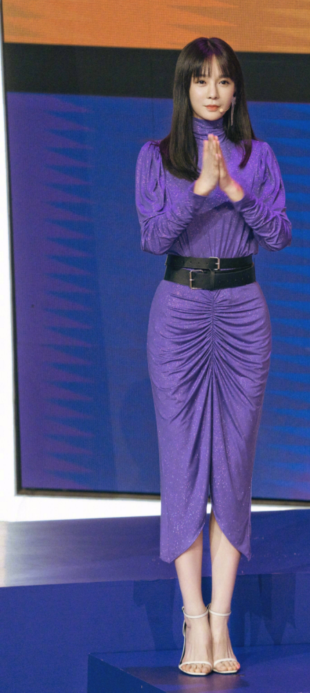 美女沈梦辰穿西服搭配黑色皮裤,意外穿出高级感