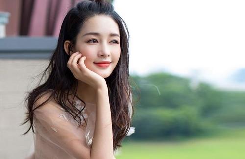 李沁的“妖精坐”有多撩人?当看到照片后,网友:心动的感觉