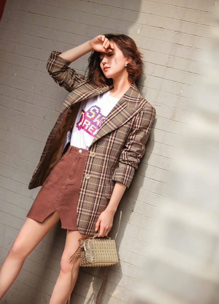 气质美女刘诗诗产子后逆生长？衬衫领带棉袄配皮裙，每一帧都是画报