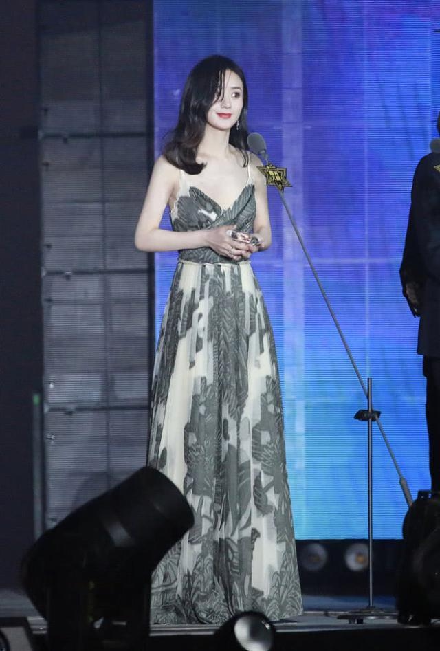 大花和小花们站一起,热巴杨幂同穿礼服,却让赵丽颖的刘海抢了镜头