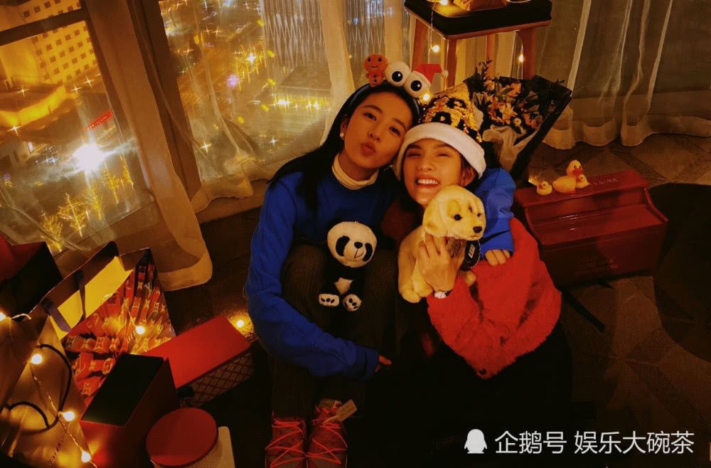 神仙姐妹同框友爱满屏!周雨彤宋祖儿一起过圣诞,笑靥如花太少女