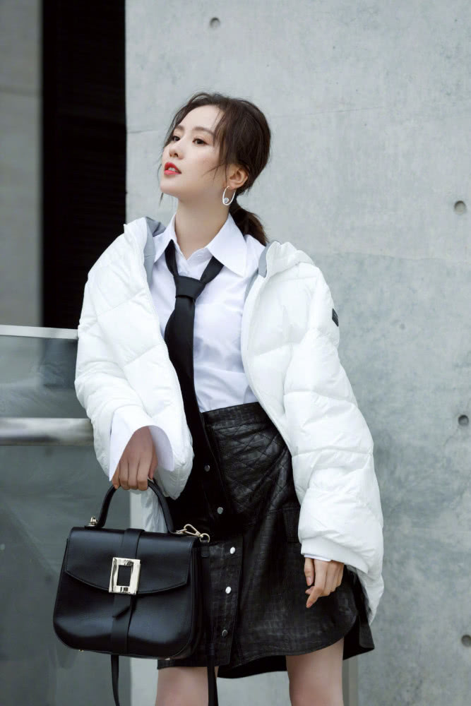 气质美女刘诗诗产子后逆生长？衬衫领带棉袄配皮裙，每一帧都是画报