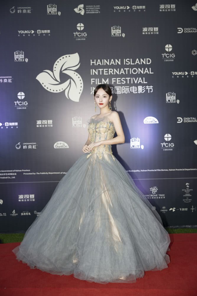 张嘉倪穿2万真丝裙,肌肤娇嫩太抢眼