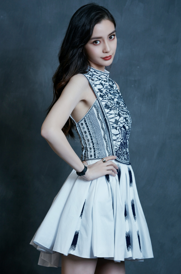 说美女杨颖是腿精我还不信，当她双腿并直时，这腿型好看到犯规