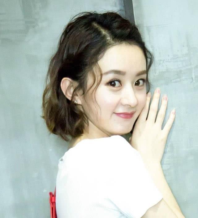 美女明星示范：今年流行“裙摆短发”，时髦减龄显脸小