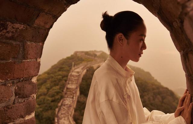 她出身富豪,因戏生情嫁给大自己16岁的姜文,如今已是3娃的妈