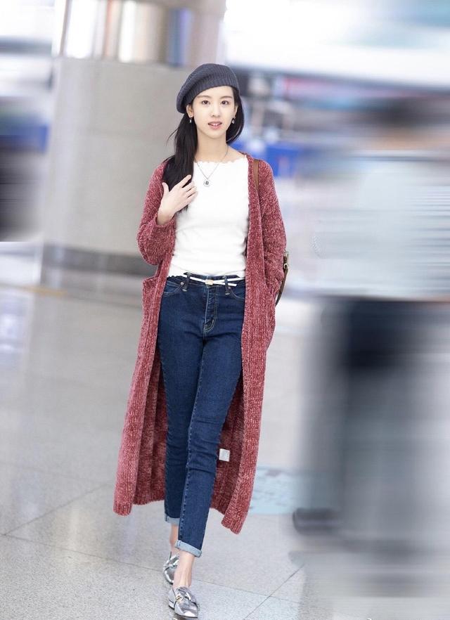 美女校花陈都灵机场街拍:穿长款开衫配牛仔裤,贝雷帽时尚洋气