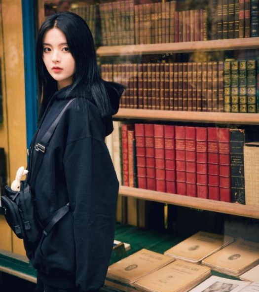 本以为杨超越只有长发好看,换上金色短发后,直接被帅到了