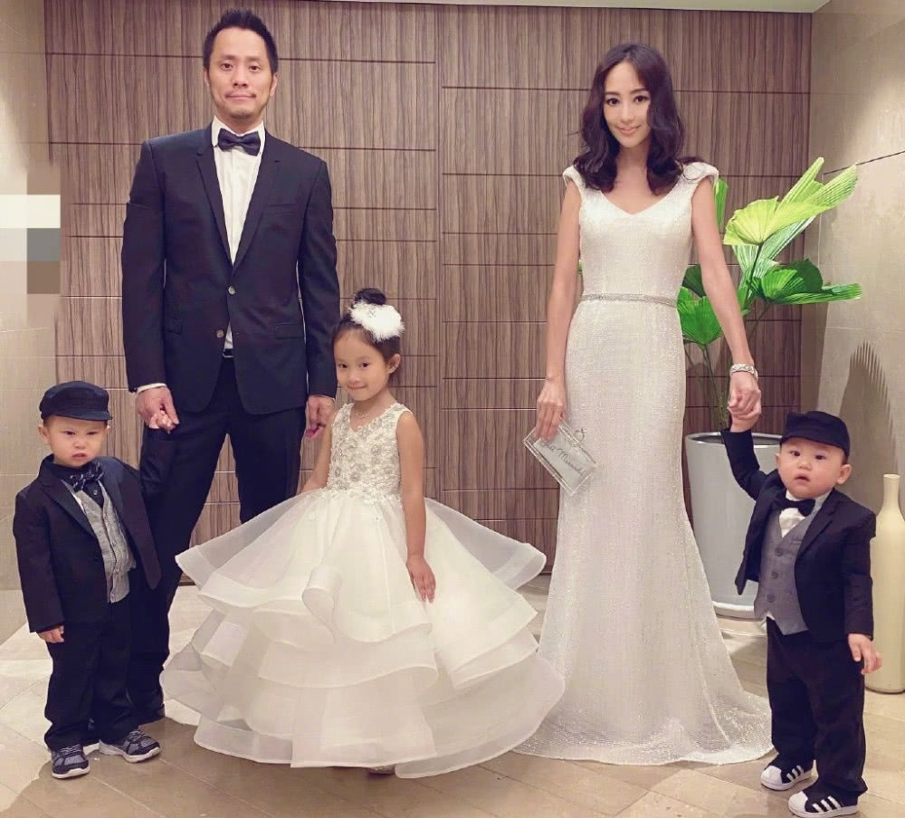 台湾美女关颖晒照,长发披肩气质温柔,四年三胎这身材也太好了