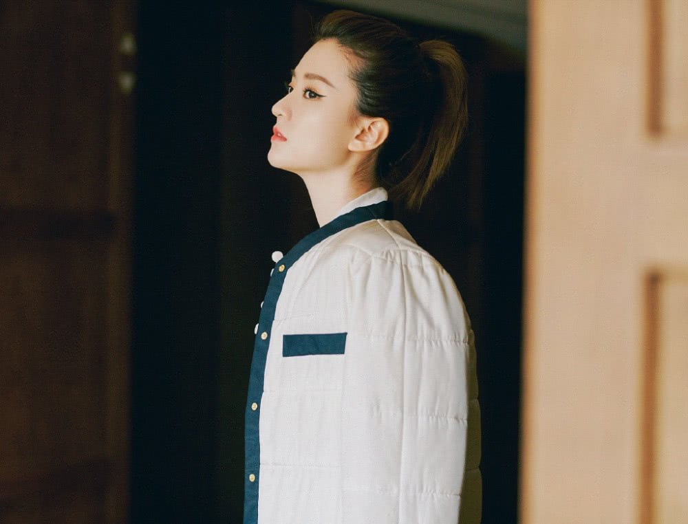 高挑美女乔欣外套配裙子,气场冷艳似女王