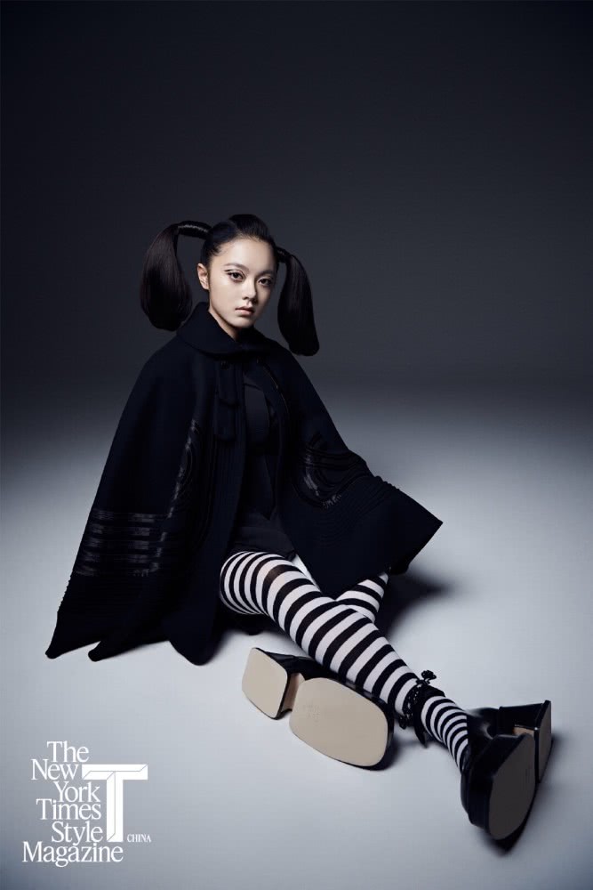 清纯妹妹赵今麦挑战暗黑风,两条黑粗眼线画出了眼窝