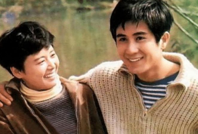 曾是央视春晚女主持，事业巅峰抛弃丈夫出国，62岁单身无儿无女