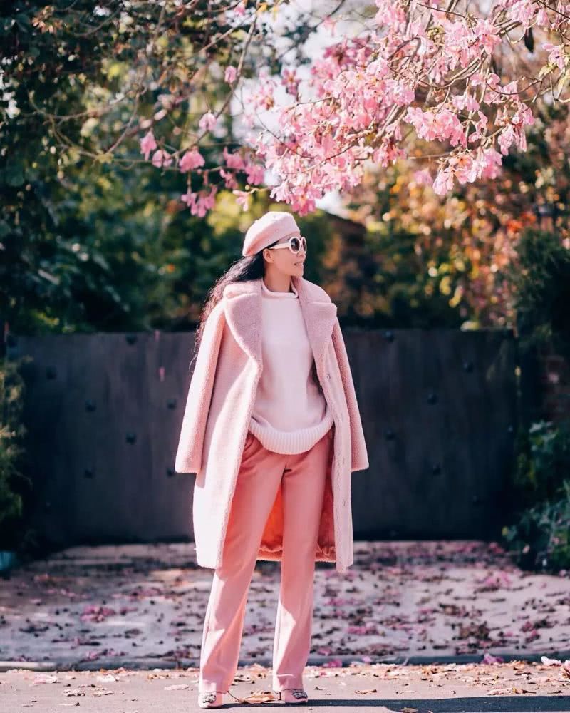 今年秋冬别穿大衣了，羊羔毛外套才是时尚首选！