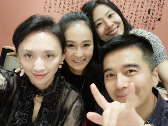 许亚军携小12岁娇妻出游近照,四任老婆是演员,儿子超爱搞笑