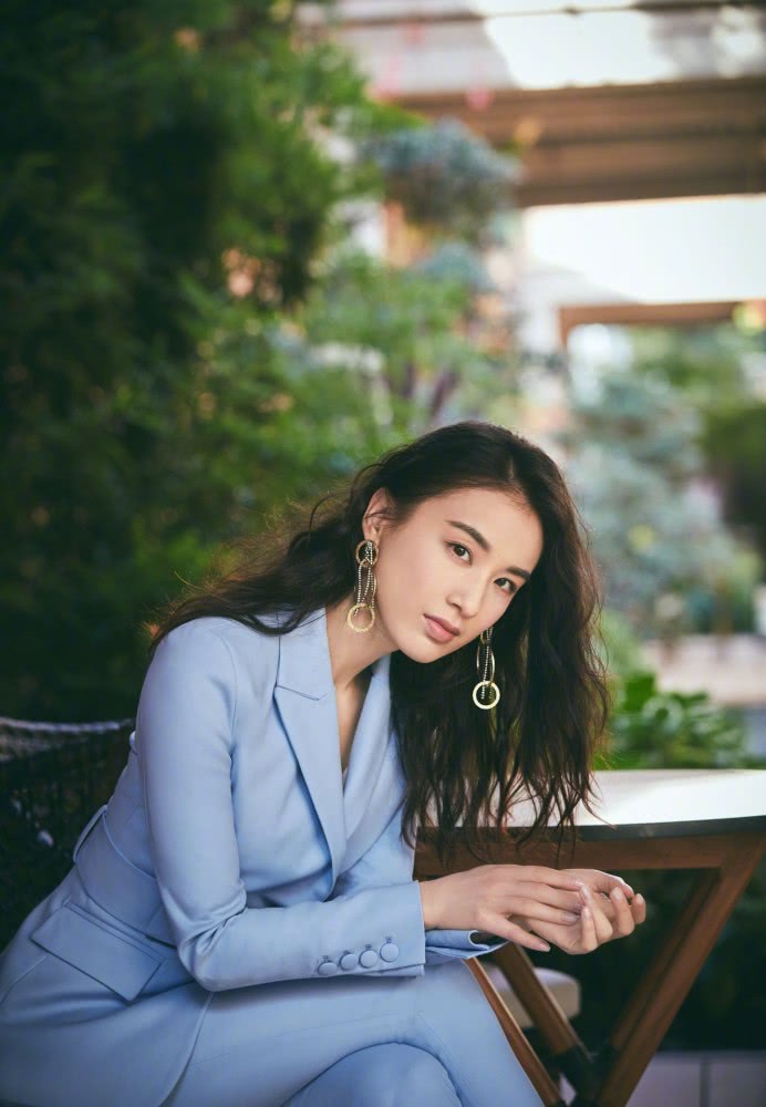 辣妈黄圣依最新穿搭,蓝色配白色又美还有气质