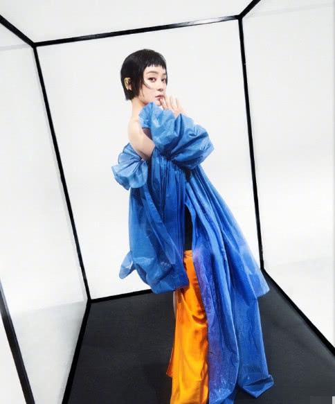 袁姗姗剪掉10年长发短发，新发型配五套造型气质秒变