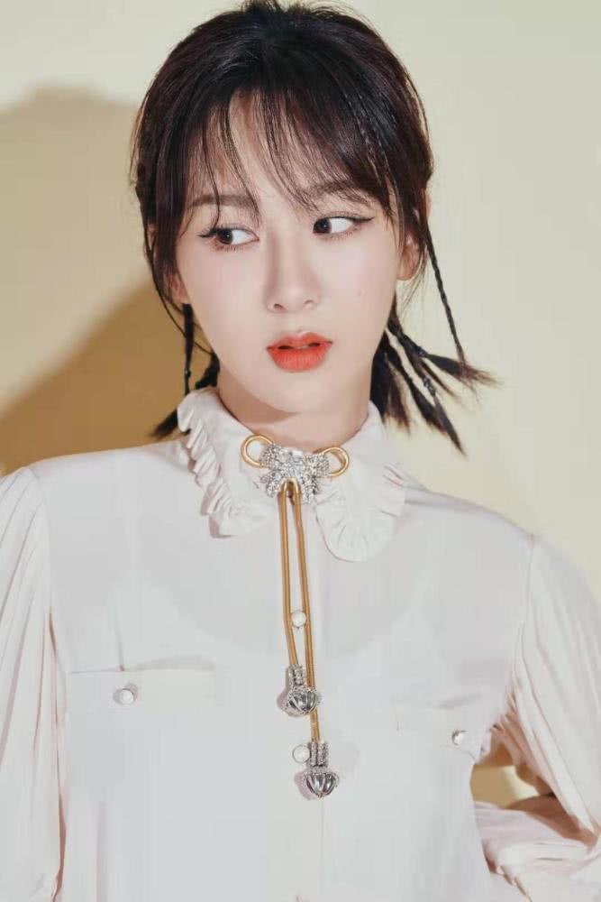 美女杨紫出席活动穿一袭薄荷绿轻纱裙，配精致编发好甜美