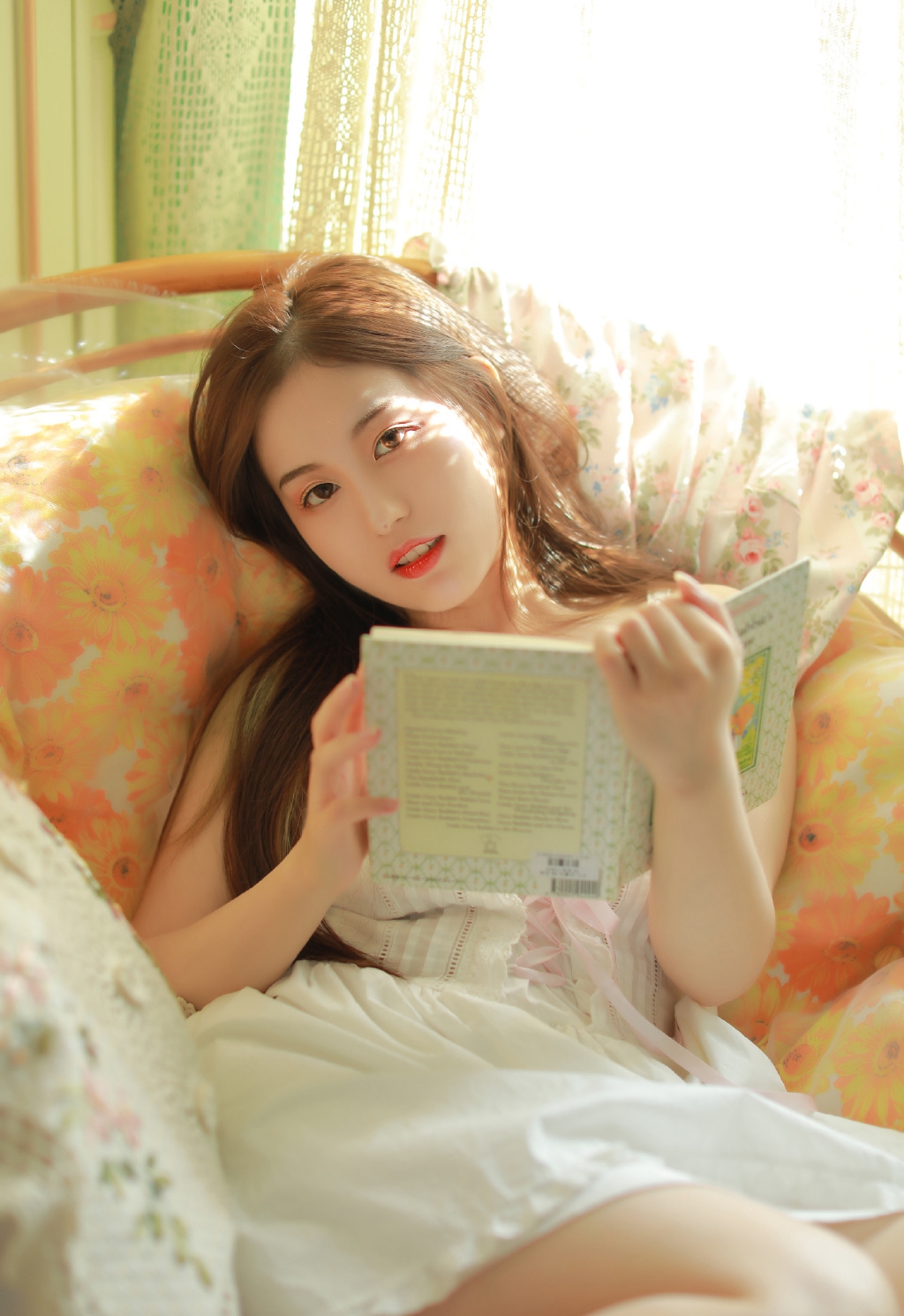 白皙长发美女性感私房写真图片