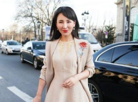 她裸嫁穷光蛋，北漂住6平米“婚房”，恩爱25年，今资产数不尽