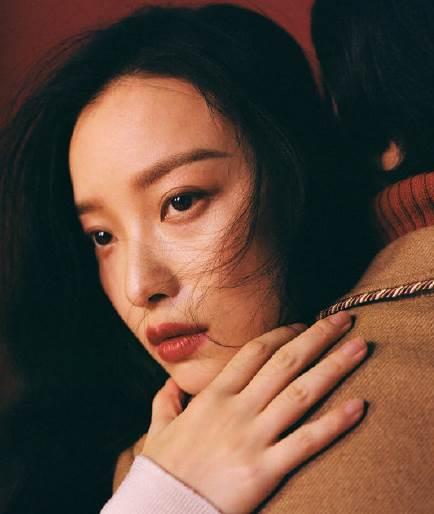 倪妮又拍时尚大片，似冰似火表现绝佳，不愧是“行走的女生拍照指南”