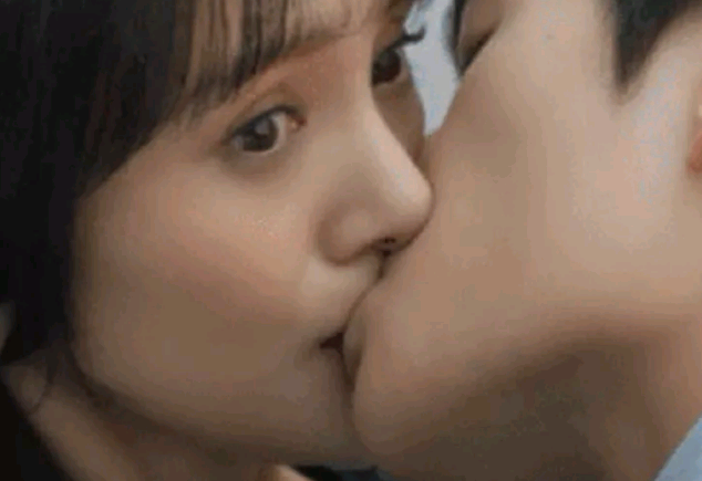 演员在拍吻戏时,为何只拍上半身呢?当镜头下移,网友笑出猪叫声