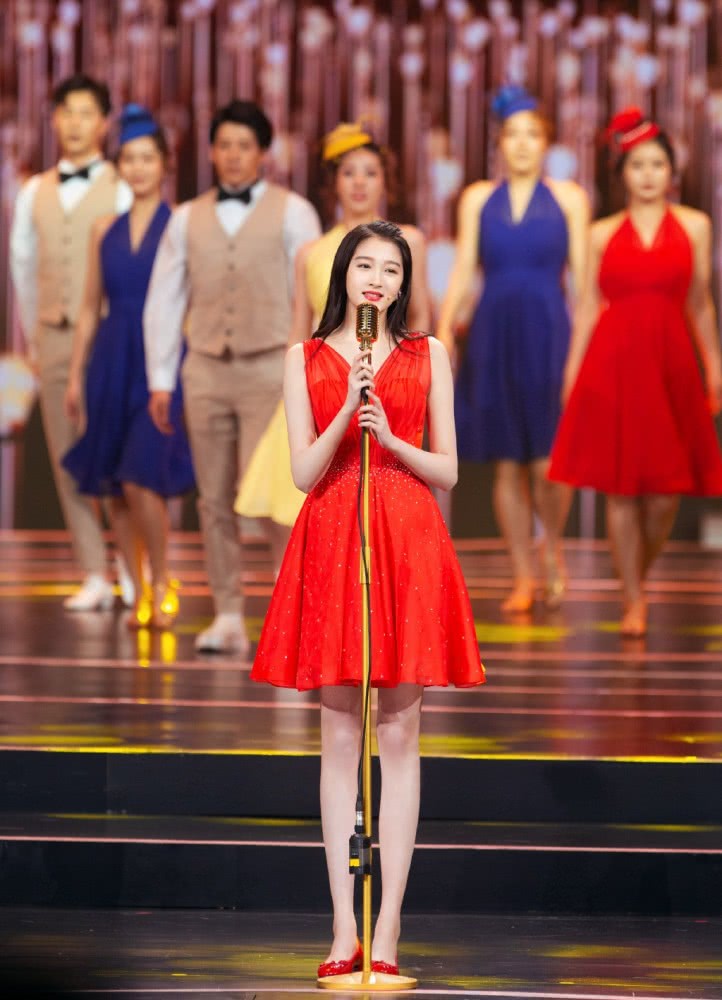 关晓彤穿背带亮片轻纱礼服出席活动,配微卷长发尽显优雅女人味