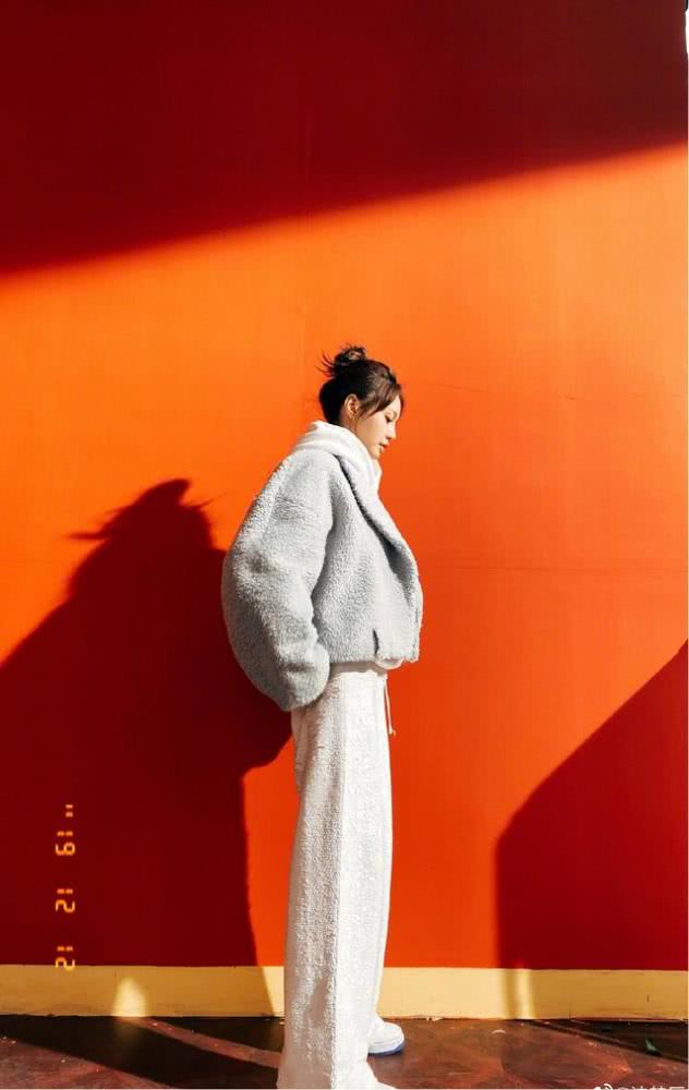 沈梦辰粉色少女装扮亮相，色彩柔和乖巧可爱，天生的衣服架子