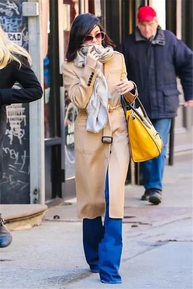 欧美街拍 大衣搭配喇叭裤精致女人都爱穿