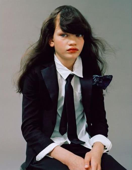 9岁乌克兰女孩长了一副扁平鼻梁,打破刻板审美成为了封面女郎?