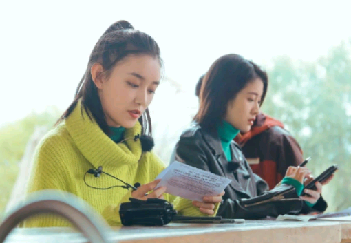 18岁蒋依依碰上22岁张雪迎，同穿牛仔裤，看清腿围网友开眼了