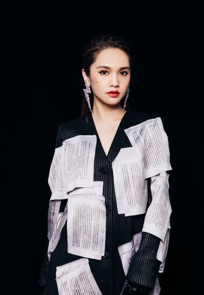 还以为杨丞琳“报纸补丁”裙够吸睛了，直到看见耳环：闪电彩钻