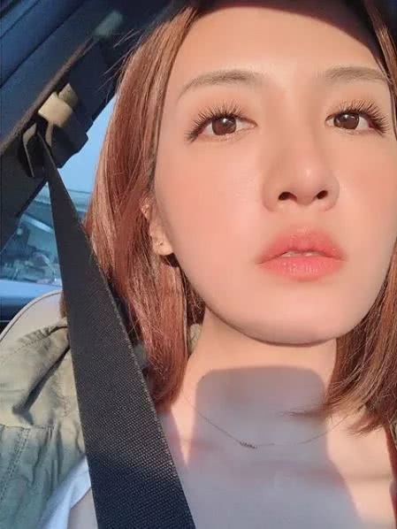 女星父亲病重,看女儿走红毯直播血压波动死亡,面带笑容安详离世