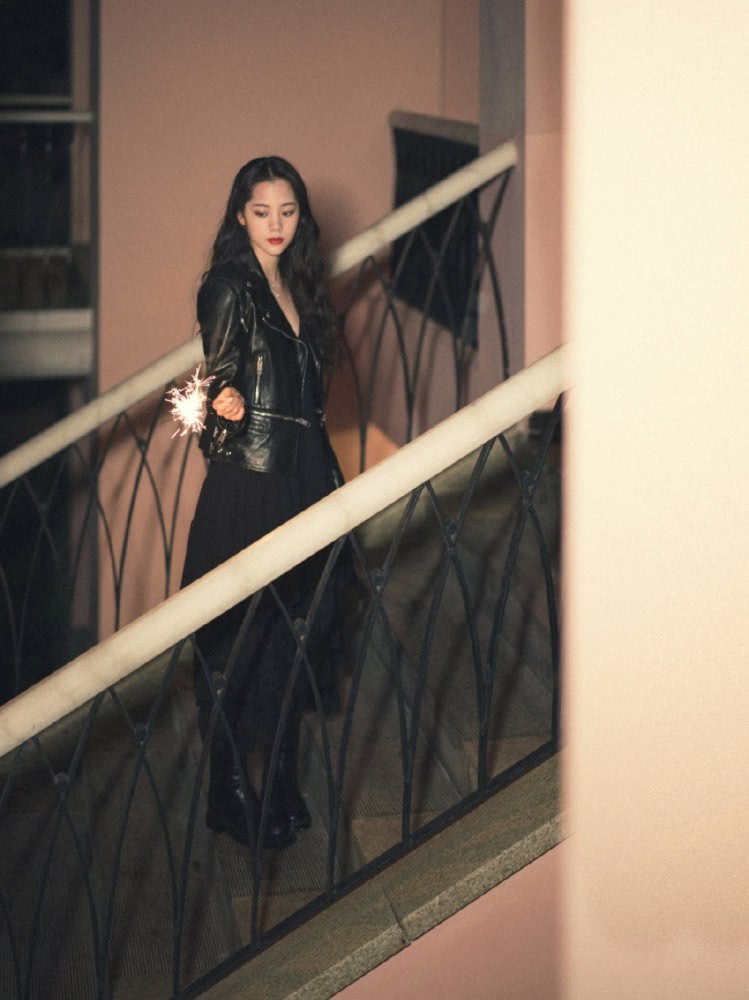 欧阳娜娜黑裙皮衣造型亮相活动，大红唇港风十足