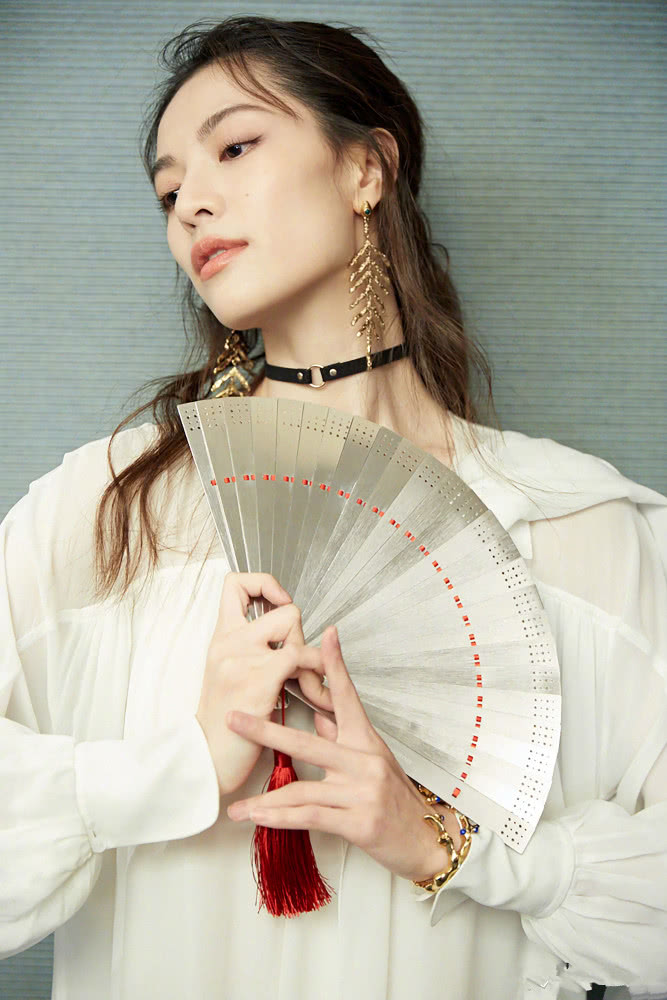 钟楚曦出席活动穿白色系带裙,搭配大耳环飘逸灵动