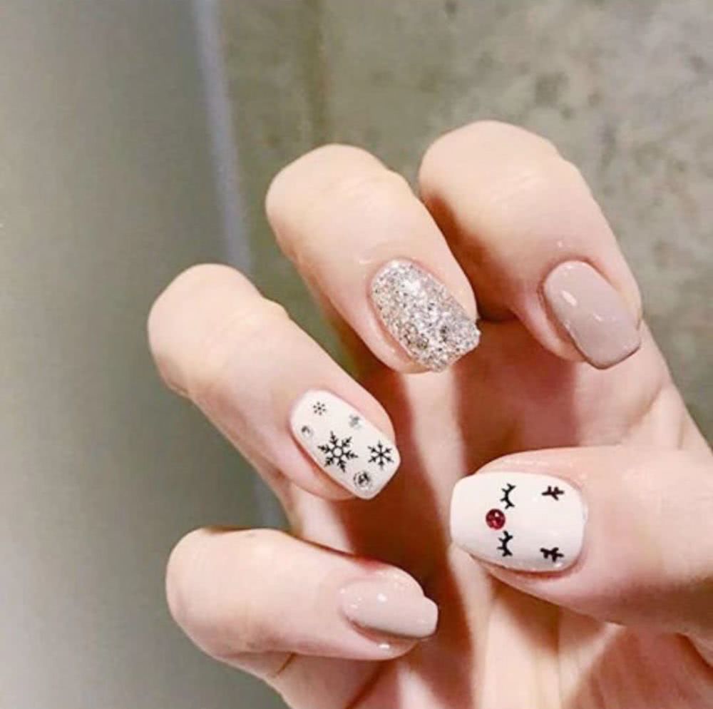 最适合今年冬季做的雪花美甲，你不想试试吗？