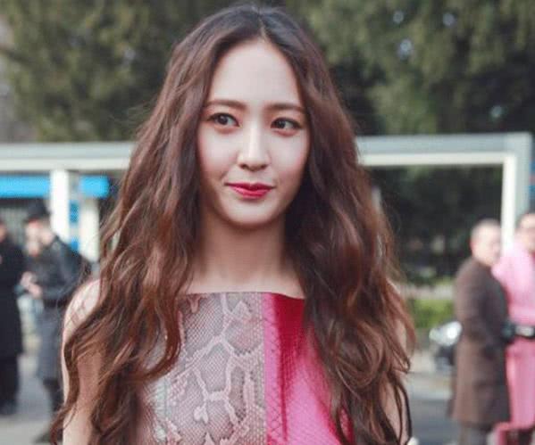 BABY和热巴都HOLD不住的泡面头，她却美上天？网友：妥妥的女神