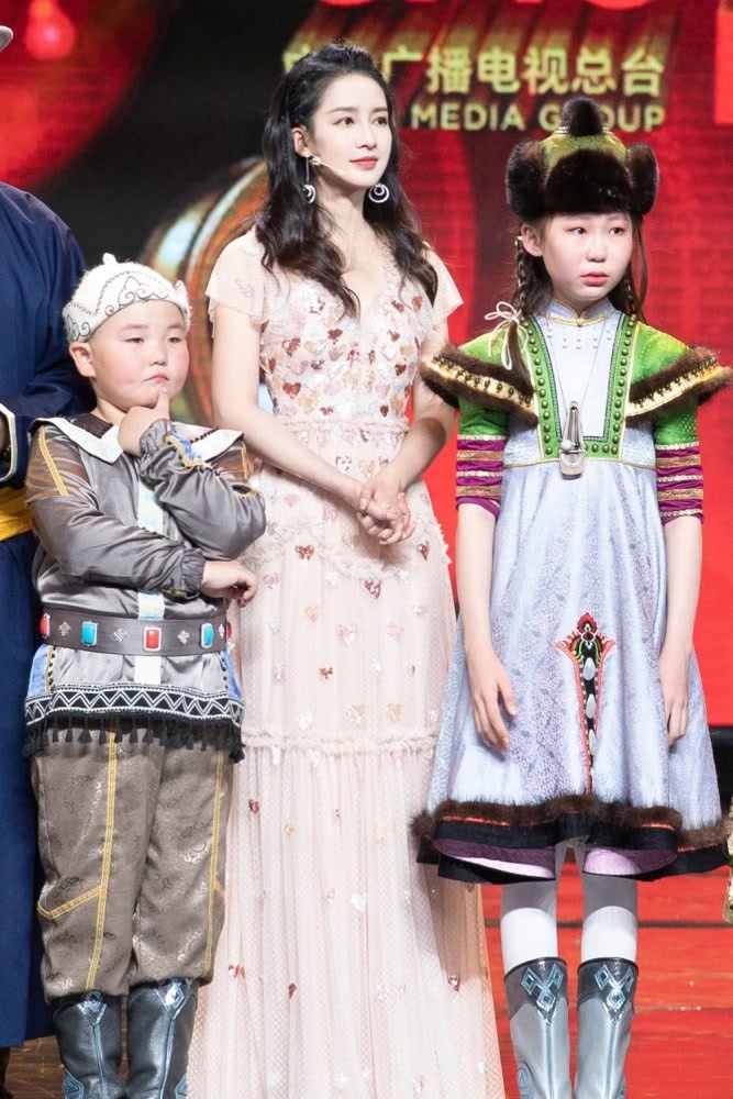 美女李沁穿T恤亮片裙,美成人鱼公主太好看了