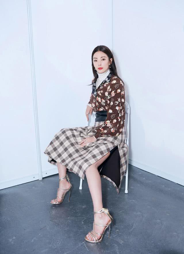 张雨绮穿西装内搭吊带连衣裙亮相,气质真惊艳