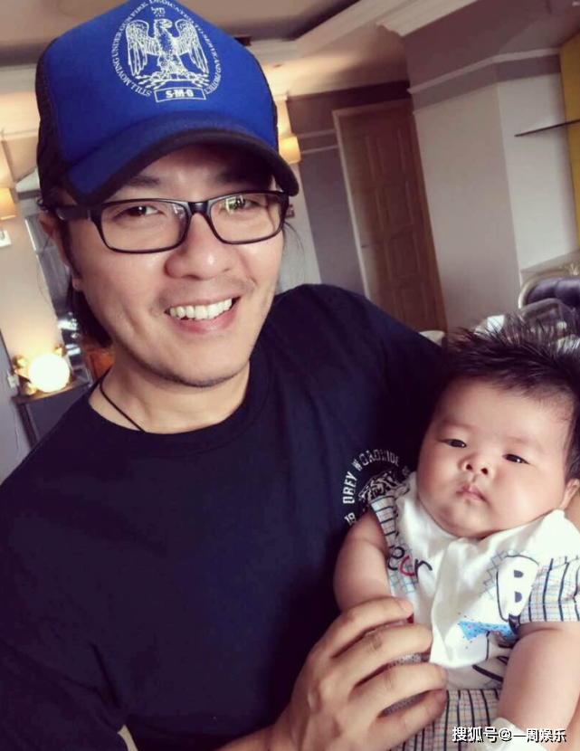 47岁阿杜近照曝光,曾经红极一时帅过郑伊健,如今却衰老难认