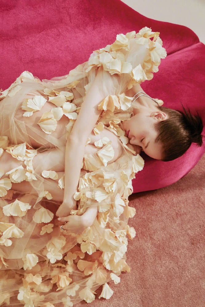 王子文携手《瑞丽》杂志,穿粉色花边裙搭红丝袜亮相,十分惊艳